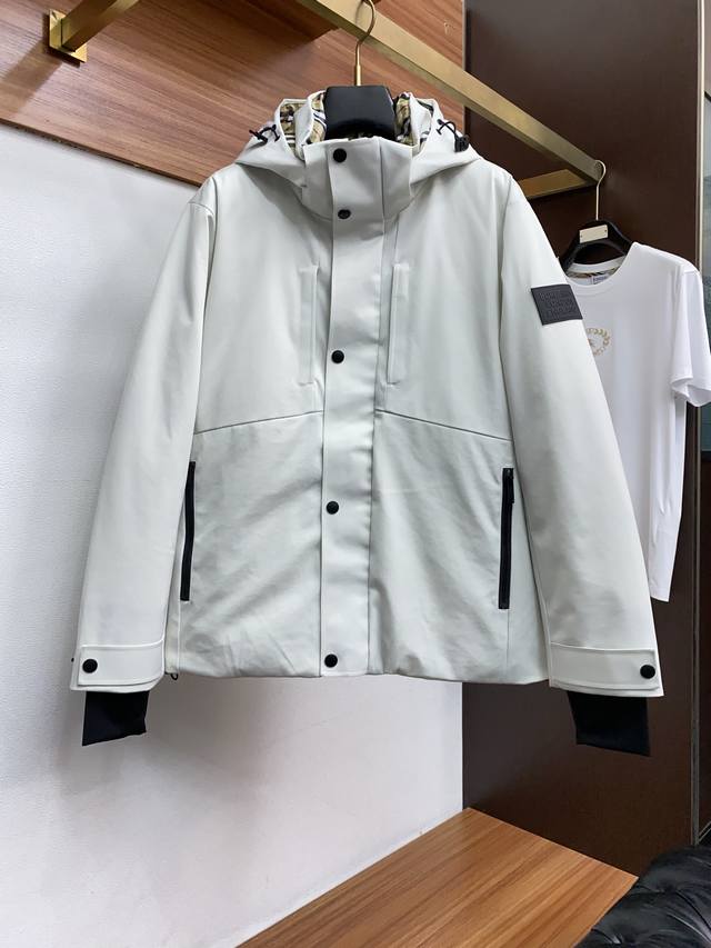 巴宝莉 顶级版本专柜同步 Bbr徽标图案布羽绒服 搭配连帽与防护性衣摆；品牌徽标嵌花设计，灵感源自 1990 年代英伦文化。Bb R最新款连帽羽绒服 Bbr王牌