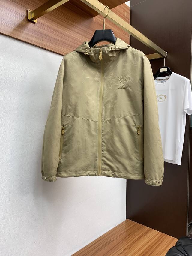 LV 路易威登 2025年秋冬新款 官网 高端原厂代工出品， 官方经典王牌单品！最新夹克外套 多明星穿搭示范款！！ 新一季男装充满现代感与科技感，将时装美学与户