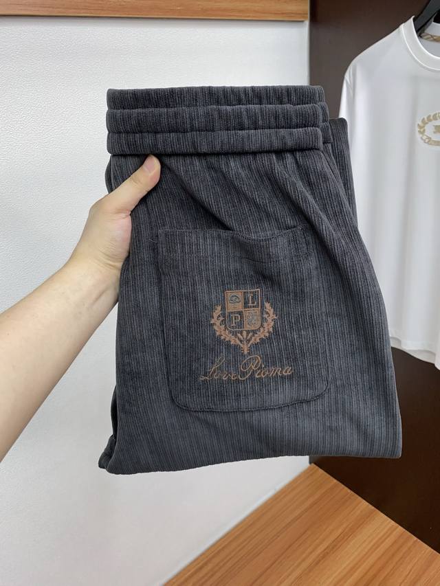Lp 诺悠翩雅 2025 秋冬最新休闲裤 干净利落剪裁，都市风十足 采用精纺面料手感软糯干爽，上身效果挺括有型。五金精致，Logo设计非常好看如此众多的顶级原料