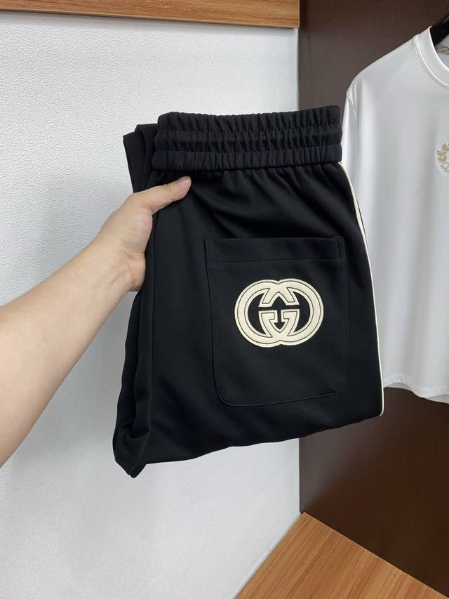 古奇 专柜新品同步上市。原单订制高品质时尚休闲裤。超级百搭款。独家定制面料，手感细腻柔软，贴身舒适，上身超有型！原版定制专柜最新五金辅料。超靓版型、上身显腿修长