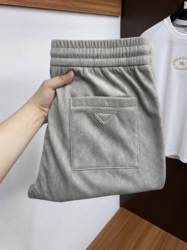 普拉达 专供新款休闲裤 高端版本！专柜定制羊毛混纺面料 主打舒适度高 版型 细节无可挑剔，品牌平替元素设计理念，体现高品质。手感细腻柔软！呈现休闲裁剪，上身版型