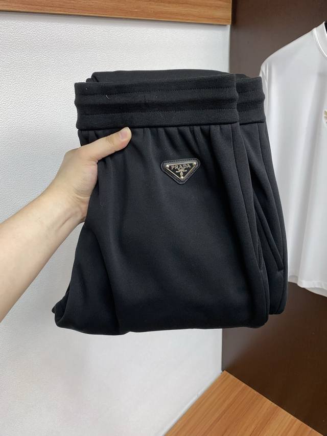 普拉达 2025 秋冬定制纯棉加绒休闲裤 干净利落剪裁，都市风十足 采用精纺面料手感软糯干爽，上身效果挺括有型。五金精致，Logo设计非常好看如此众多的顶级原料