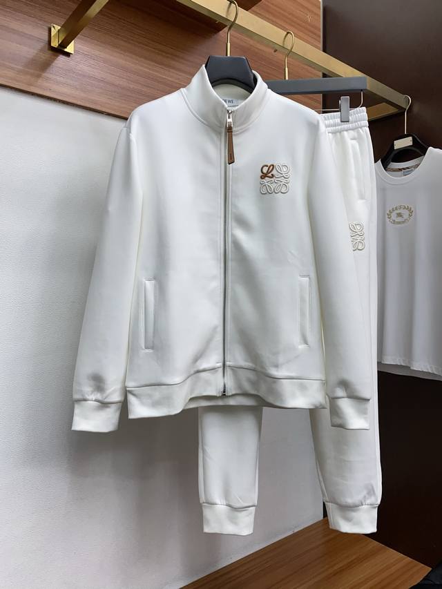 罗意威 25年最新款开衫套装 最新最顶级经典刺绣。重工排列立领经典图案潮流休闲套装，最顶级的品质专柜在售，顶级制作工艺进口加厚新空气层面料，专柜款独特设计，采用