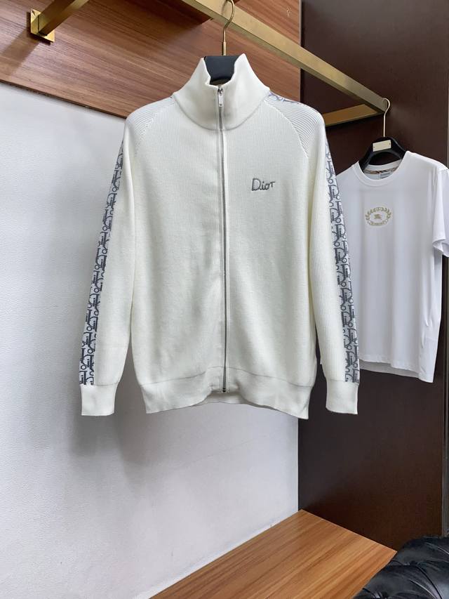 迪奥 2025Fw男士秋冬拉链开衫外套毛衣 打底外穿毛衣 针织衫休闲日常穿搭单品！上身修饰身形、定制面料将时装美学和新都市商务休闲概念完美融合，不同风格任你选：