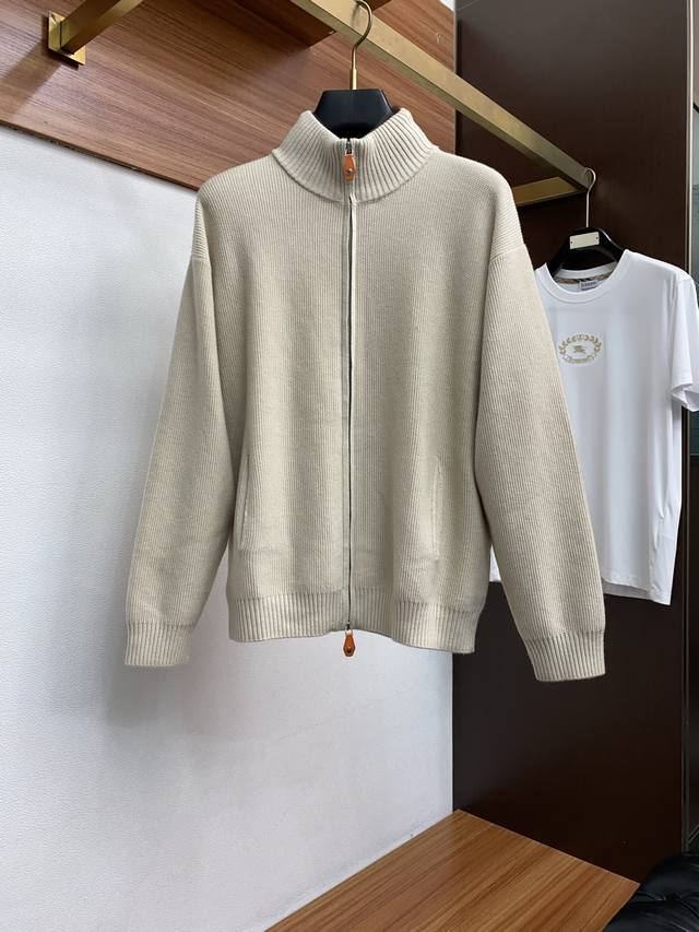 Lp 诺悠翩雅 25最新男士羊毛衫，毛领设计 可以拆卸设计简约经典毛衣，而且作为时尚界的“万能公式”，任何下装搭配都毫无违和感。 精选优质100%羊毛面，舒适亲