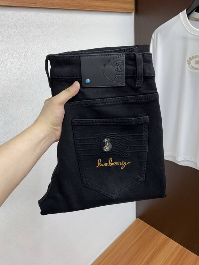 巴宝莉 25年秋冬新款加厚拉绒牛仔裤 干净利落剪裁，都市风十足 采用精纺面料手感软糯干爽，上身效果挺括有型。五金精致，商务休闲非常好看如此众多的顶级原料，打造出