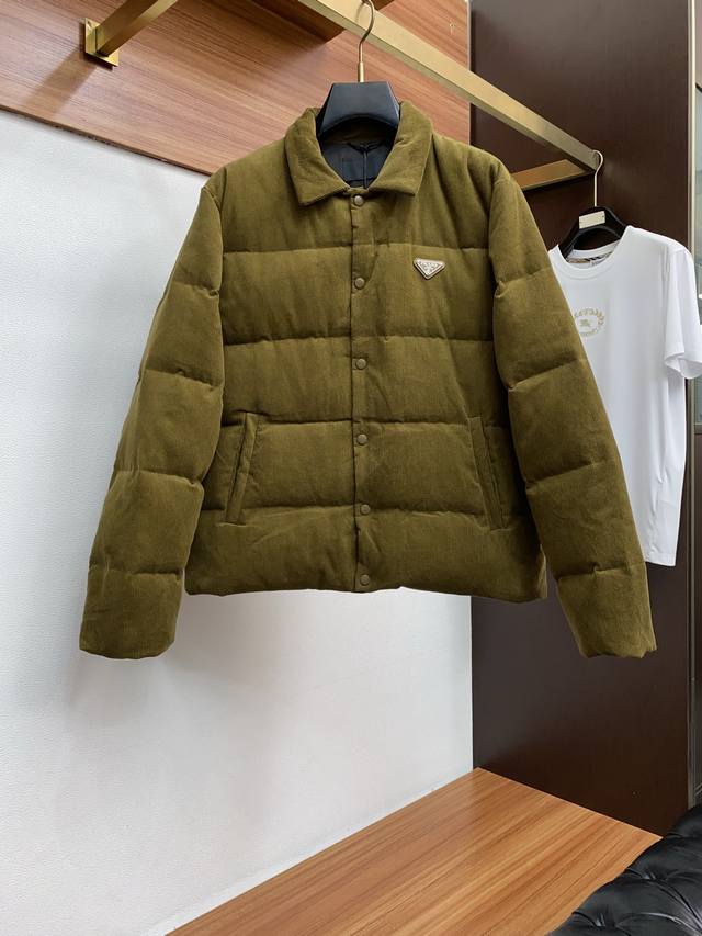 prada 普拉达 翻领羽绒服 25Fw 此款三角标采用真皮、三角标五金Logo prada字母采用磨平工艺用手抚摸无凹凸感和Zp一样、所有细节和Zp一样. 配