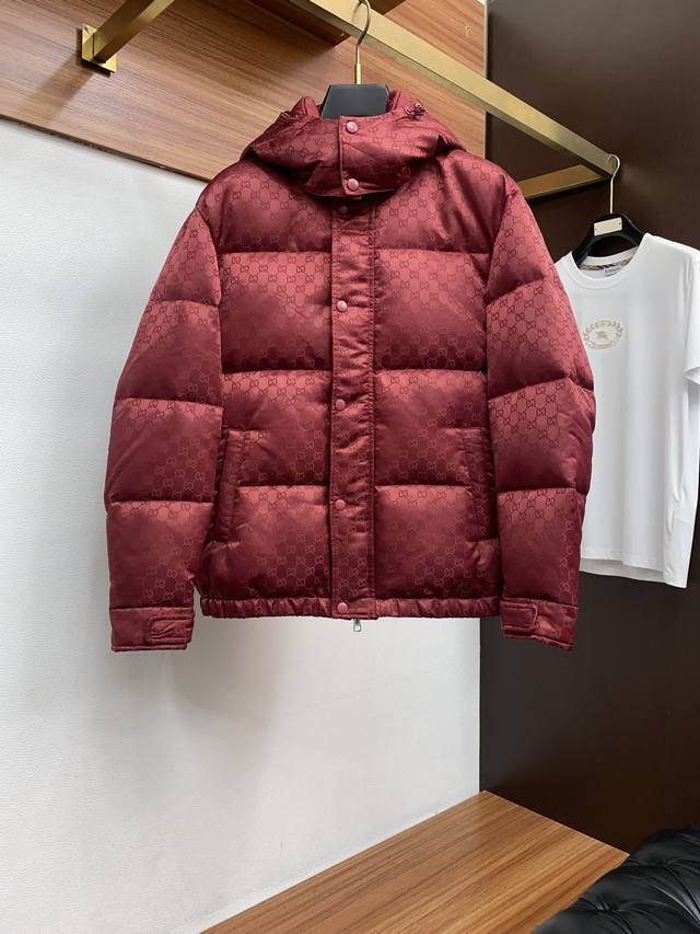 古奇 顶级版本专柜同步 满幅暗花图案布羽绒服 最新款连帽羽绒服 王牌新单 羽绒服外套！一个我期待了一个下半年的王 算是换血成功了，这款羽绒服完全是新鲜血液，新的