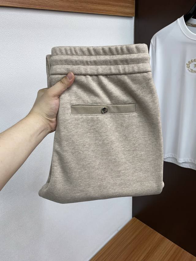 杰尼亚 秋冬新款男士直筒运动休闲裤，羊绒羊毛混纺面料、三标齐、松紧腰抽绳、两侧口袋设计，合体的裁剪、车线工整、细节无可挑剔 人手必备单品 绝对市场最高版本 经典