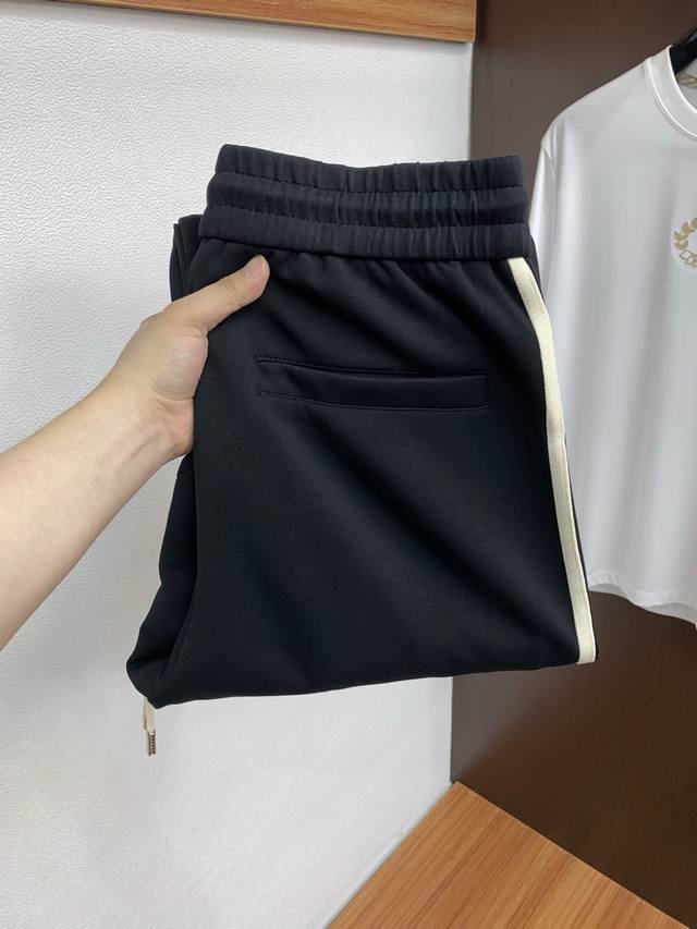 LV路易威登 专柜新品同步上市。原单订制高品质时尚休闲裤。超级百搭款。独家定制面料，手感细腻柔软，贴身舒适，上身超有型！原版定制专柜最新五金辅料。超靓版型、上身