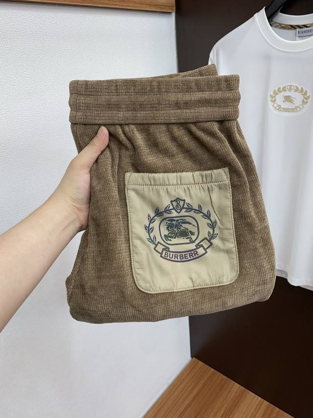 巴宝莉 2025 秋冬最新休闲裤 干净利落剪裁，都市风十足 采用精纺面料手感软糯干爽，上身效果挺括有型。五金精致，Logo设计非常好看如此众多的顶级原料，打造出