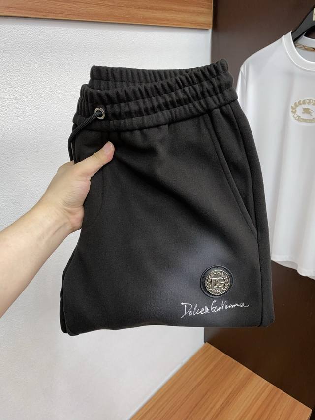 Dg 2025 秋冬最新休闲裤 干净利落剪裁，都市风十足 采用精纺面料手感软糯干爽，上身效果挺括有型。五金精致，Logo设计非常好看如此众多的顶级原料，打造出价