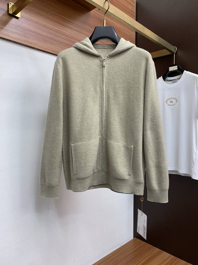 Bc 经典男士羊毛针织开衫外套 经典男士斜纹羊毛针织长袖 立体感十足，贴身穿着舒适保暖，在追求品质与品位的男士衣橱中，一件优质的针织衫是不可或缺的单品。以其精湛