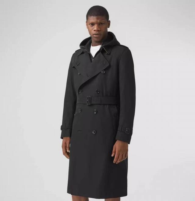 男款 英伦风专柜原单风衣，采用修身剪裁，精选树脂纽扣，肯辛顿长款风衣，整体设计自然修饰身形， 臻选棉质嘎巴甸面料 Gabardine 于英格兰精裁而成，该面料由