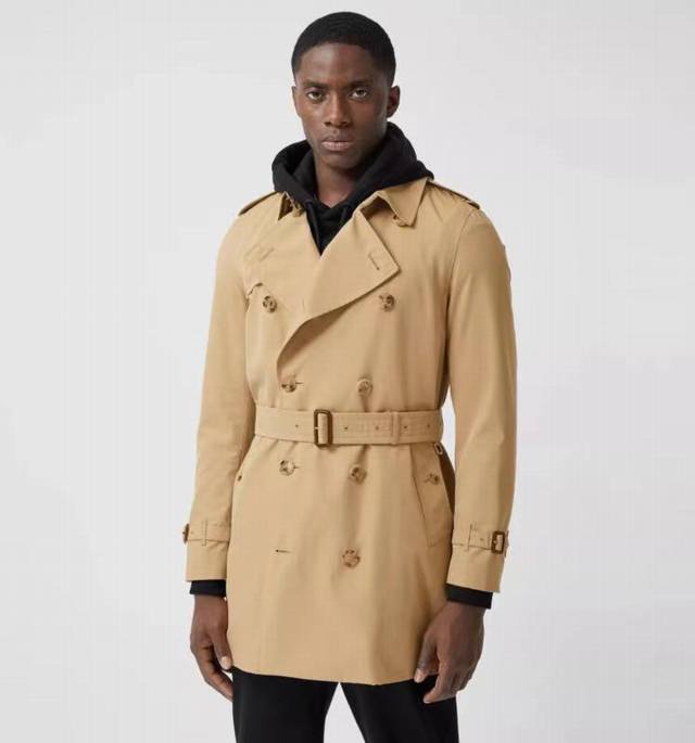 男款 英伦风专柜原单风衣，采用修身剪裁，精选树脂纽扣，温布尔顿版版型短款风衣，整体设计自然修饰身形， 臻选棉质嘎巴甸面料 Gabardine 于英格兰精裁而成，