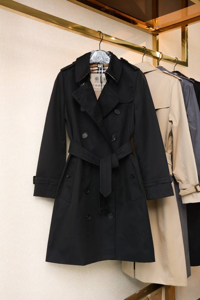 英伦风高端原单品质官网同步，肯辛顿剪裁中长款 Trench风衣。进口棉质嘎巴甸防渗水面料质感硬挺有型！搭配Vintage 复古格纹内衬。利落修身剪裁，帅气的英伦