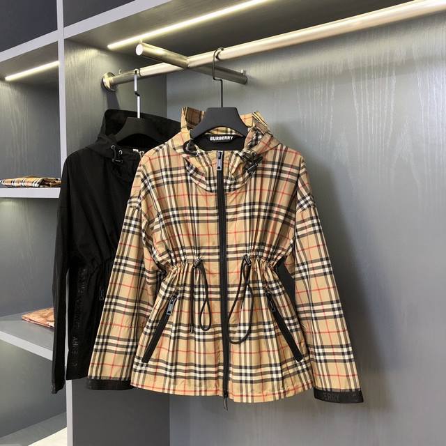 Bur 格纹再生聚酯纤维带饰轻薄连帽外套 新配色大格纹夹克重磅来袭，柜台售价八千、最近比较火热的环保聚酯纤维记忆面料制作而成，官网已经售罄下架的地步可想而知这几