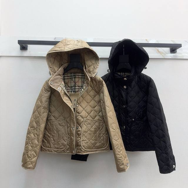 秋冬必备系列 原单品质 Bur 25Ss 秋冬最新款菱形绗缝连帽羽绒服短款外套 开发定制精纺尼龙帆布面料 品牌经典卡其色与黑色两色选 大身内衬Vintage 复