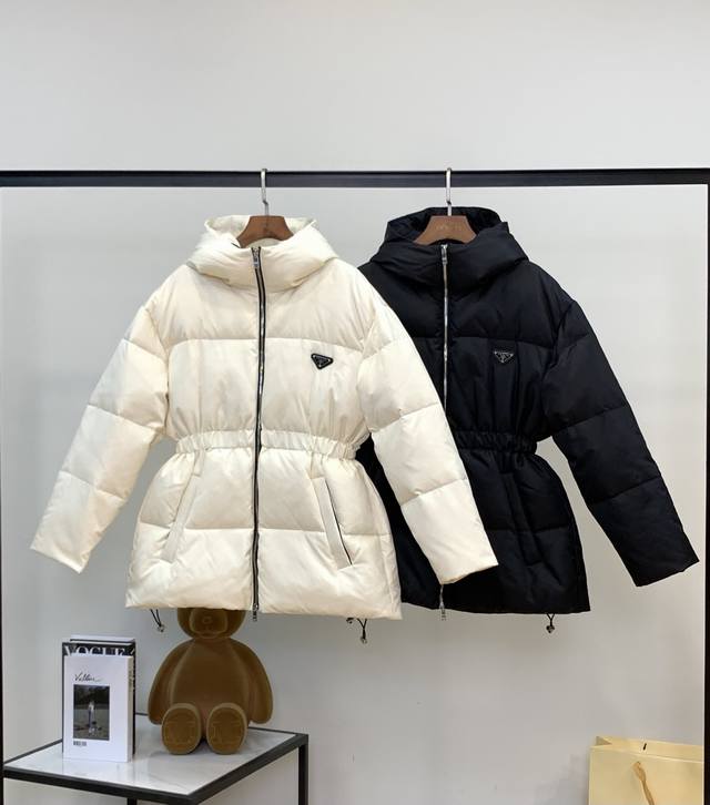 最新海报款白鹅绒羽绒服 品牌原单面料，代工厂p定制色卡 尺码 : Smlxl 颜色 : 黑色 白色 款号 : 706