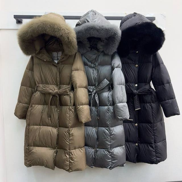 独家首发 原单品质 Max 25Ss 秋冬最新款超大毛领绑带束腰长款连帽羽绒服 经典腰部系带收腰长款版型 上身超显瘦 原版开模三角标装饰 干净利落剪裁版型 上身