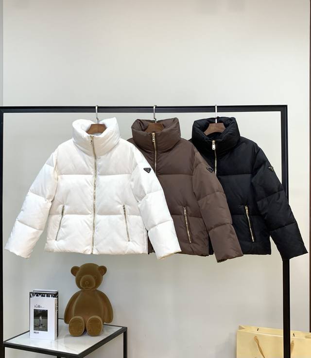 最新海报款白鹅绒羽绒服 品牌原单面料，代工厂p定制色卡 尺码 : Smlxl 颜色 : 黑色 白色 咖色 款号 : 721