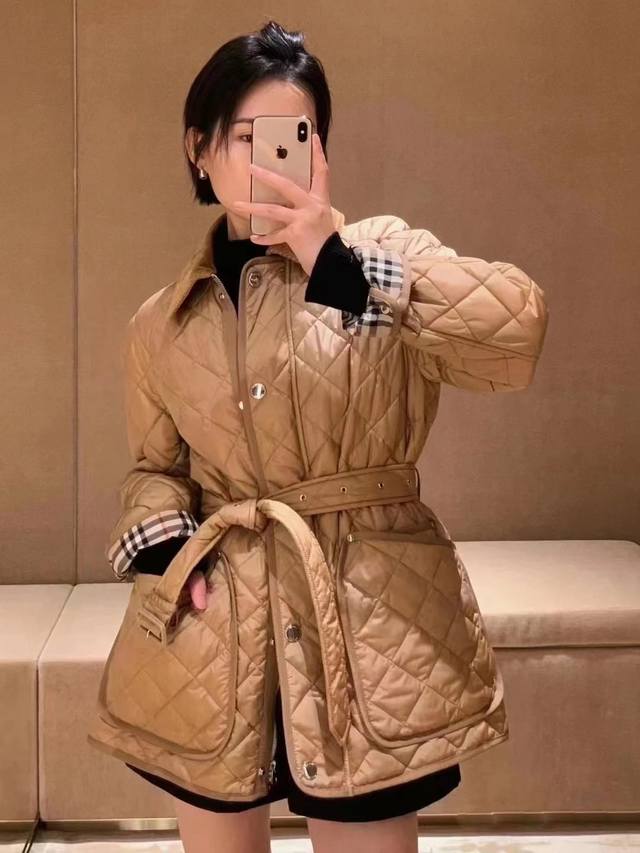 款号： 20 颜色：杏色 黑色 码数：S M L Xl Xxl Description 商品描述&细节诠释 束带设计，亮眼装饰灯芯绒衣领和马术骑士徽标 Ekd