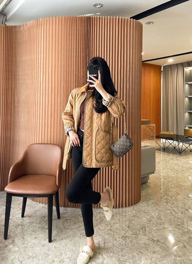 官网同款，原单品质重磅新品冬装棉衣 舒适轻便的衍缝工艺棉服，休闲翻领设计 修身版型，搭配复古内衬，正面设有拼布口袋，可系腰带收腰，冬季必备单品 颜色：黑色 杏色