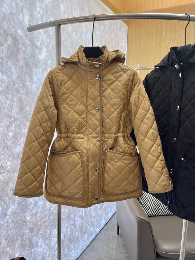 官网同款，原单品质重磅新品冬装棉衣 舒适轻便的衍缝工艺棉服，休闲翻领设计 宽松版型，搭配复古内衬，正面设有拼布口袋，可系腰带收腰，冬季必备单品 款号： 21 颜