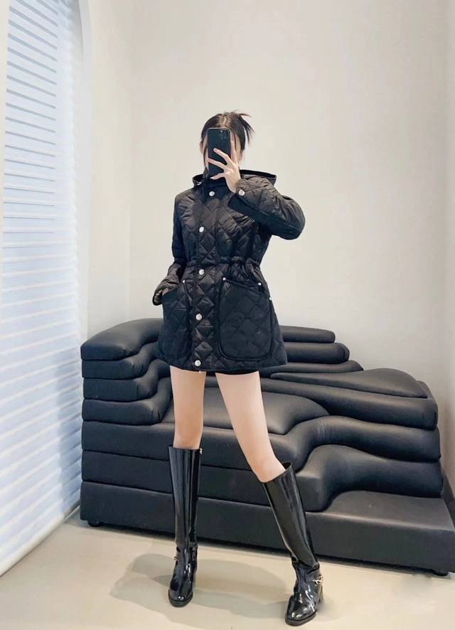 款号： 21 颜色：黑色 杏色 尺码：S M L Xl Xxl Description 商品描述&细节诠释 搭配可拆式连帽，装饰马术骑士徽标 Ekd 刺绣一 B