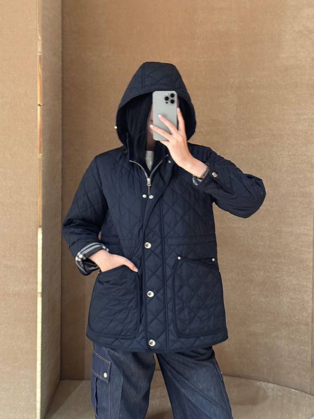 官网同款，原单品质重磅新品冬装棉衣 舒适轻便的衍缝工艺棉服，休闲翻领设计 宽松版型，搭配复古内衬，正面设有拼布口袋，可系腰带收腰，冬季必备单品 款号： 21 颜