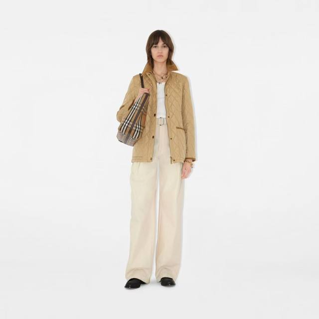 官网同款，高品质重磅新品冬装棉衣 舒适轻便的衍缝工艺棉服，灯芯绒翻领设计 奢华有内涵，搭配复古内衬，正面设有拼布口袋，冬季必备单品 款号：22125 颜色：黑色