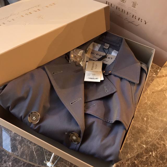 Bur周冬雨同款渐变色风衣 面料为专柜双色织全棉防水面料，在不同角度看会呈现出不同颜色，这就是双色织面料的特性，是其他普通面料所不能比的！质地柔软，透气，手感好