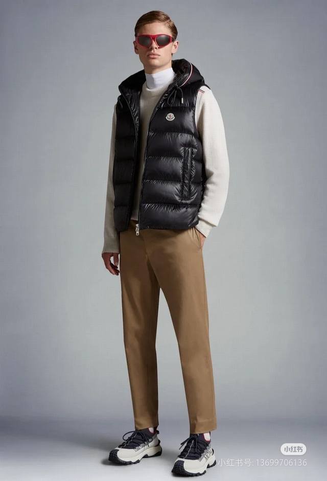 蒙口 盟可睐 Mon pavin连帽彩条马甲 短款羽绒描述：该款短款派克羽绒采用 Longue Saion面料制成，服装满载功能性细节，确保温暖呵护。设有连帽字