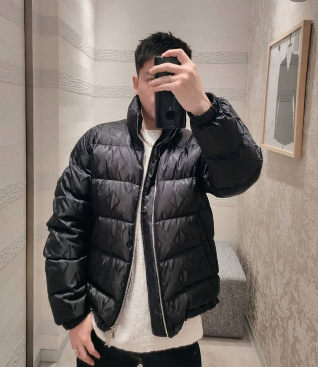 2025Dr经典羽绒服 印花三角形图案、独特气质优雅百搭～ 颜色：黑色、藏青色听 尺码：46-54迪奥Dior