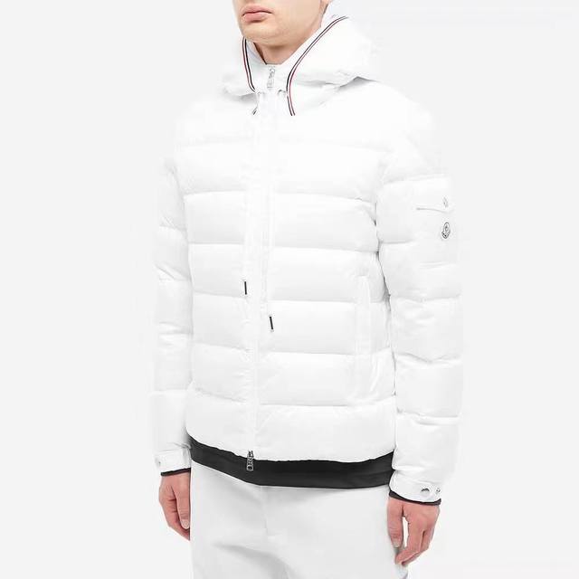 蒙家： 霸占冬季的单品是羽绒啦 既要实用又要有颜值 首选Moncler！ 今天奉上一款Moncler Stellaire羽绒服 让大家轻松睥睨寒冬 95欧标鹅绒
