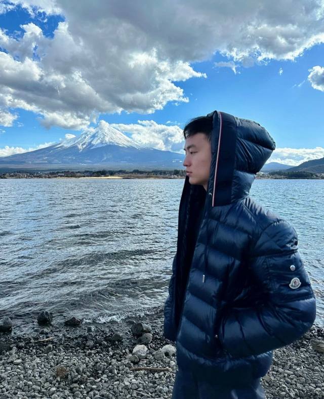 蒙口 盟可睐 Mon pavin连帽彩条 短款羽绒描述：该款短款派克羽绒采用 Longue Saion面料制成，服装满载功能性细节，确保温暖呵护。设有连帽字母织