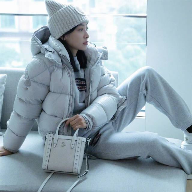 Mon*Cler 蒙口 2025最新款双标织带款羽绒服、男女同款高颜值羽绒，值得拥有、 原单品质、优质国标90绒，非常蓬松，帽子可拆卸，整体工艺细节精细到位、