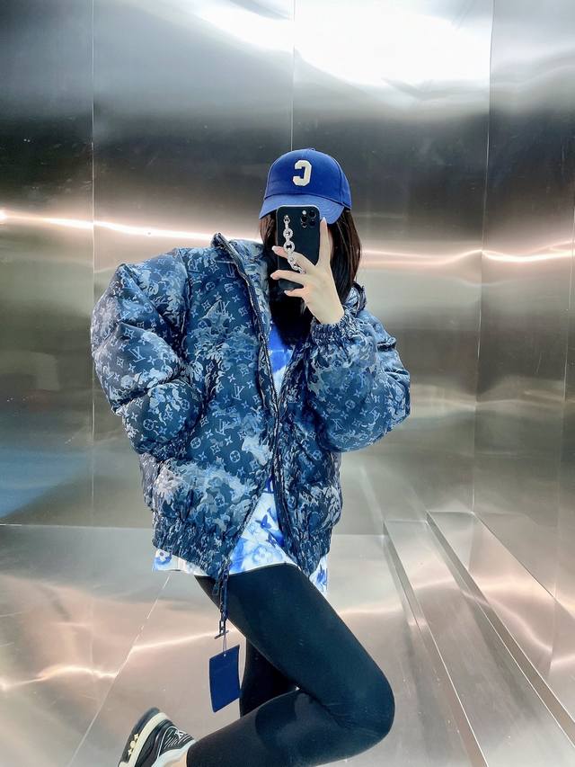 Lv S-M-L-Xl男女同本款连帽羽绒服，将 秋冬系列的 Monogram Tapestry 图案化为提花织纹，为袖口和腰部增添弹力设计，共同释放运动格调。侧