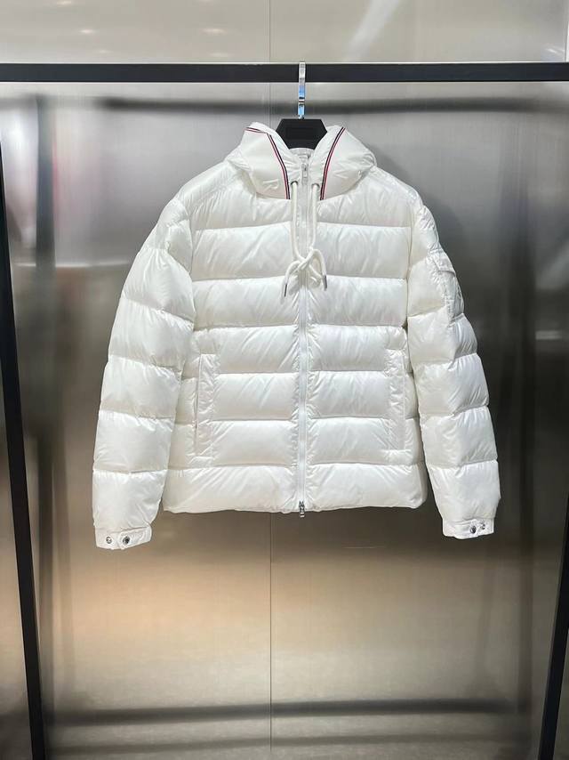 Moncler盟可睐新款 pavin短款连帽羽绒服、男女同款 颜色：黑色、白色， 尺码：12345