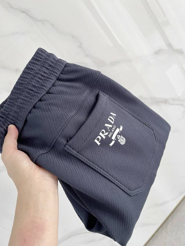 A28-25秋冬# prada 普拉达 水貂绒一体加 秋冬最不能缺少的加绒产物，尤其是这种品牌的裤装单品，真的是极其的罕见，此款更是本年度的柜台最新款，性能与规