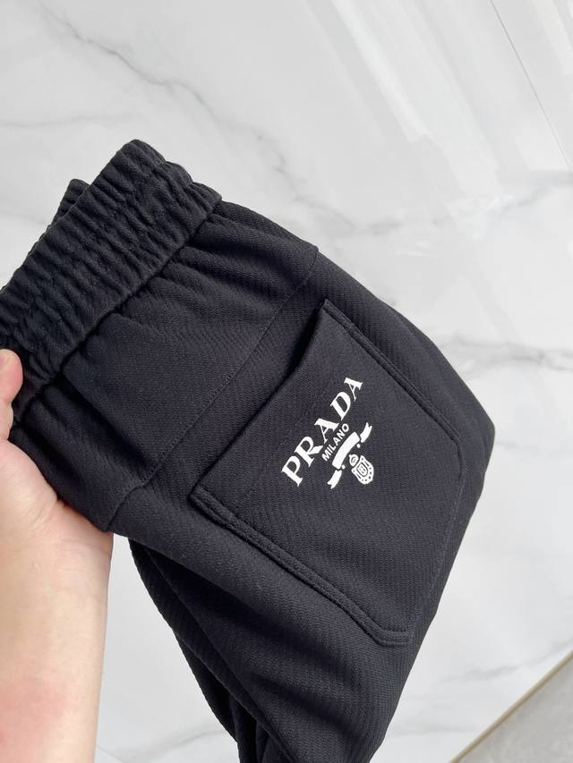 A 28-25秋冬# prada 普拉达 水貂绒一体加绒裤 秋冬最不能缺少的加绒产物，尤其是这种品牌的裤装单品，真的是极其的罕见，此款更是本年度的柜台最新款，性
