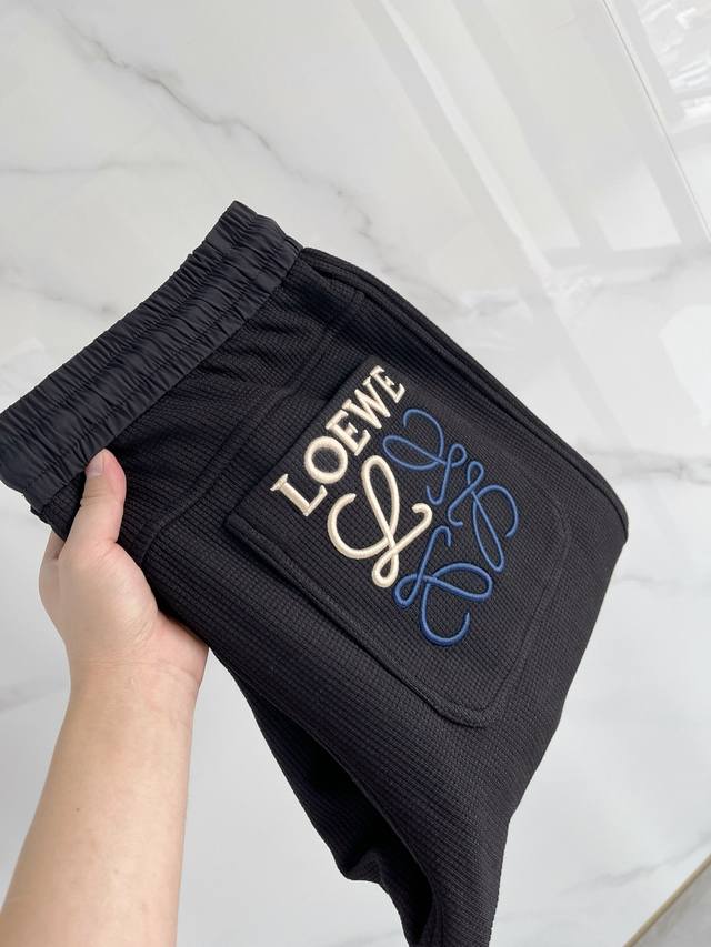 A28-25秋冬# Loewe 罗意威 水貂绒一体加绒裤 秋冬最不能缺少的加绒产物，尤其是这种品牌的裤装单品，真的是极其的罕见，此款更是本年度的柜台最新款，性能