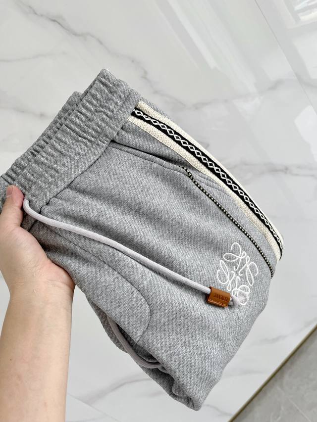 A28-25秋冬# Loewe 罗意威 水貂绒一体加绒裤 秋冬最不能缺少的加绒产物，尤其是这种品牌的裤装单品，真的是极其的罕见，此款更是本年度的柜台最新款，性能
