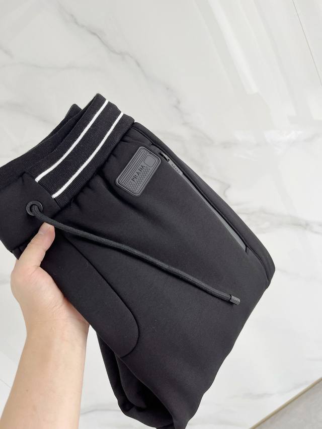 A 28-25秋冬# prada 普拉达 水貂绒一体加绒裤 秋冬最不能缺少的加绒产物，尤其是这种品牌的裤装单品，真的是极其的罕见，此款更是本年度的柜台最新款，性