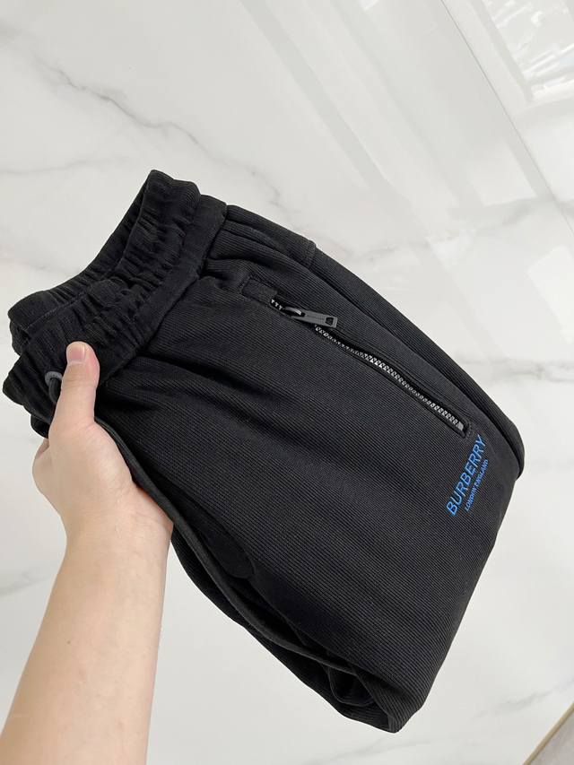 A 28-25秋冬# Burberry 巴宝莉 水貂绒一体加绒裤 秋冬最不能缺少的加绒产物，尤其是这种品牌的裤装单品，真的是极其的罕见，此款更是本年度的柜台最新