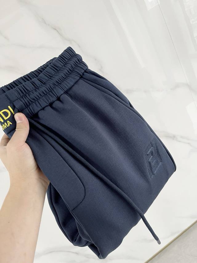 25秋冬# Fendi 芬迪 水貂绒一体加绒裤 秋冬最不能缺少的加绒产物，尤其是这种品牌的裤装单品，真的是极其的罕见，此款更是本年度的柜台最新款，性能与规格同步