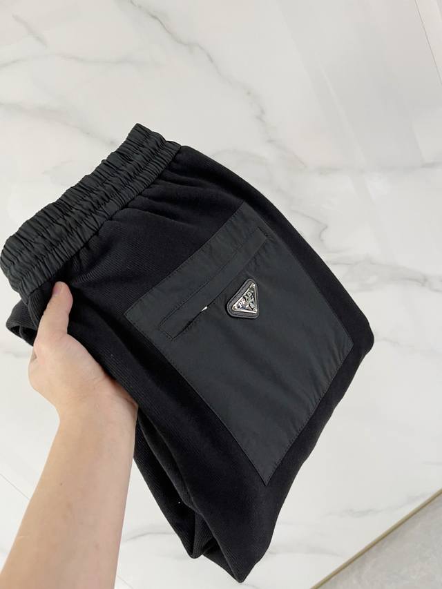 A28-25秋冬# prada 普拉达 水貂绒一体加绒裤 秋冬最不能缺少的加绒产物，尤其是这种品牌的裤装单品，真的是极其的罕见，此款更是本年度的柜台最新款，性能