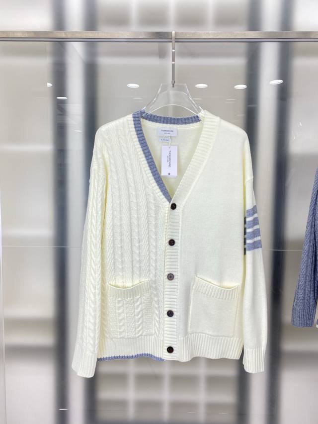 汤姆布朗 2025毛衣 2025秋冬最新系列，专柜1:1顶级复刻，全品相！加厚款，时下最流行的老钱风，老板必备单品！懂货的老板赶紧下手， 面料：100%羊毛 尺