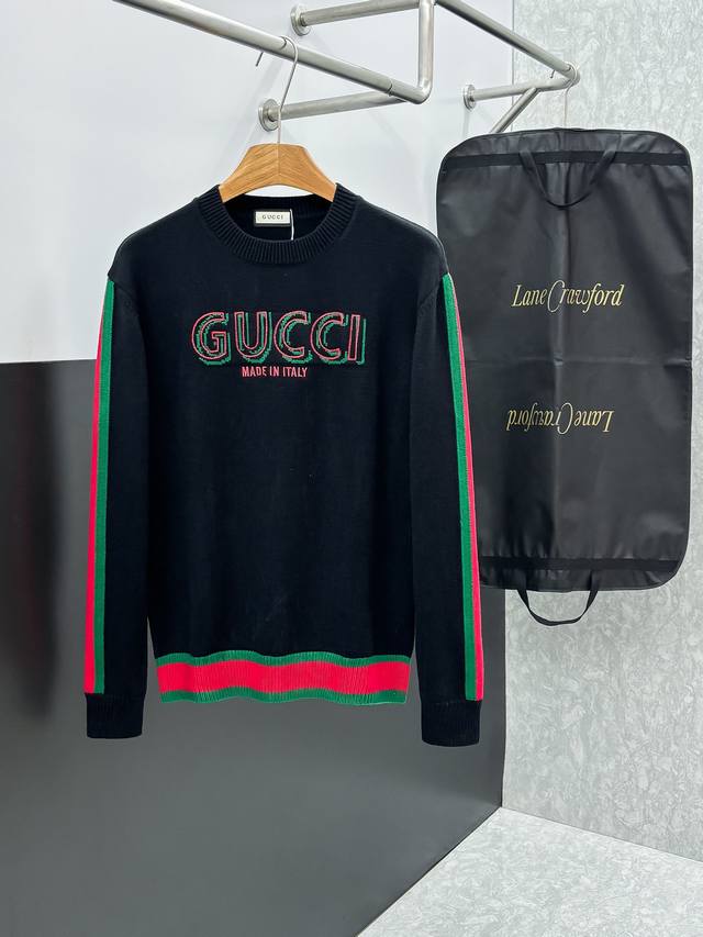 Gucci 2025早秋新款男士羊毛针织衫，专柜在售爆款单品，各大时尚买手明星人手一件的百搭单品。简单时尚甚是好看，上身绅士范十足。整件毛衣不单纹理工艺精美，走