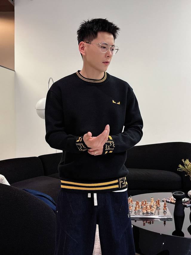 Fendi 2025早秋新款男士羊毛针织衫，专柜在售爆款单品，各大时尚买手明星人手一件的百搭单品。简单时尚甚是好看，上身绅士范十足。整件毛衣不单纹理工艺精美，走